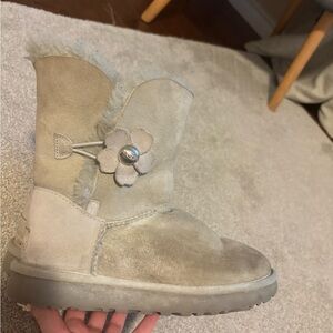 UGG Bailey Button Poppy Grey Violet Suede